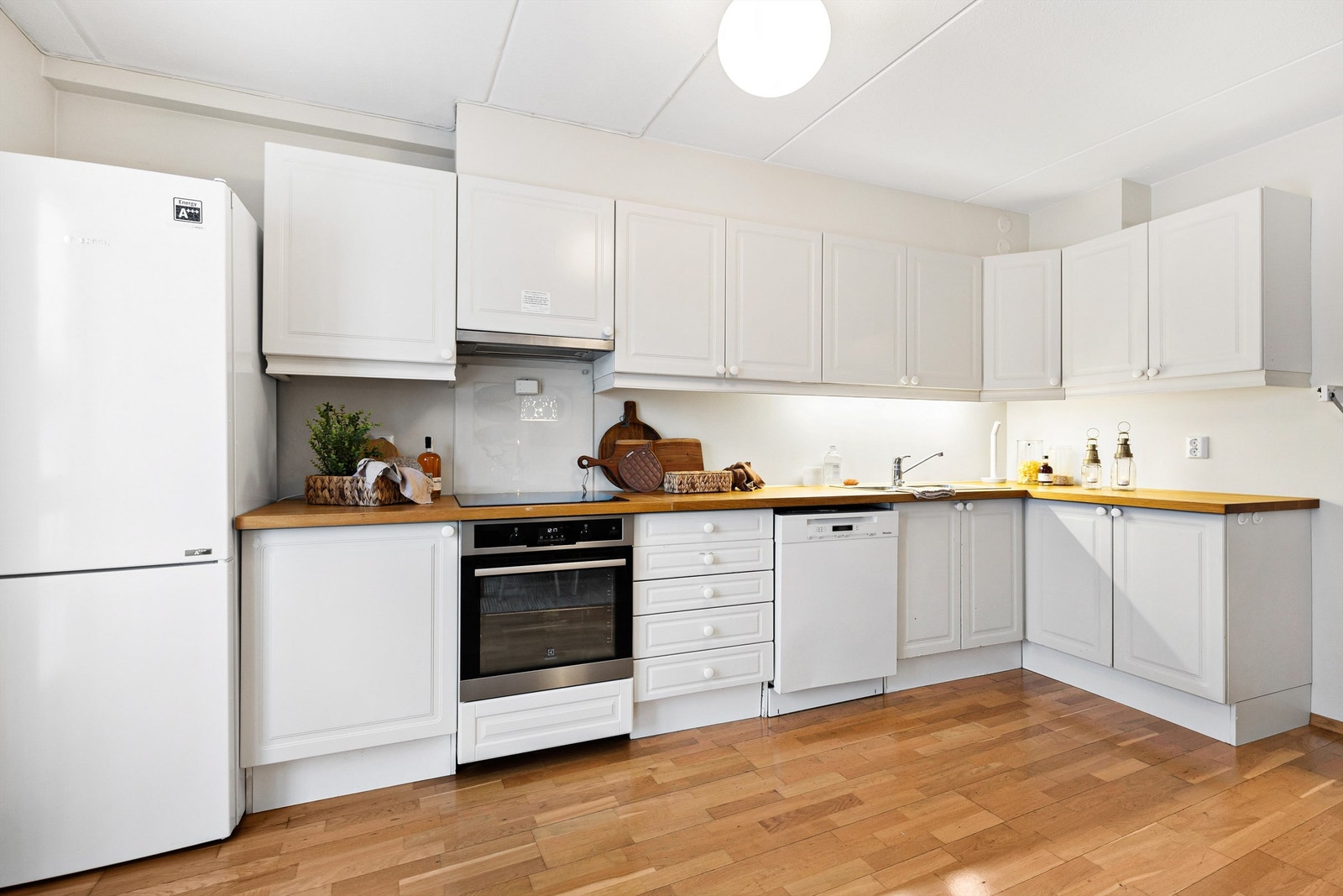 Profilerte hvite fronter og benkeplate av tre. Galleribilde