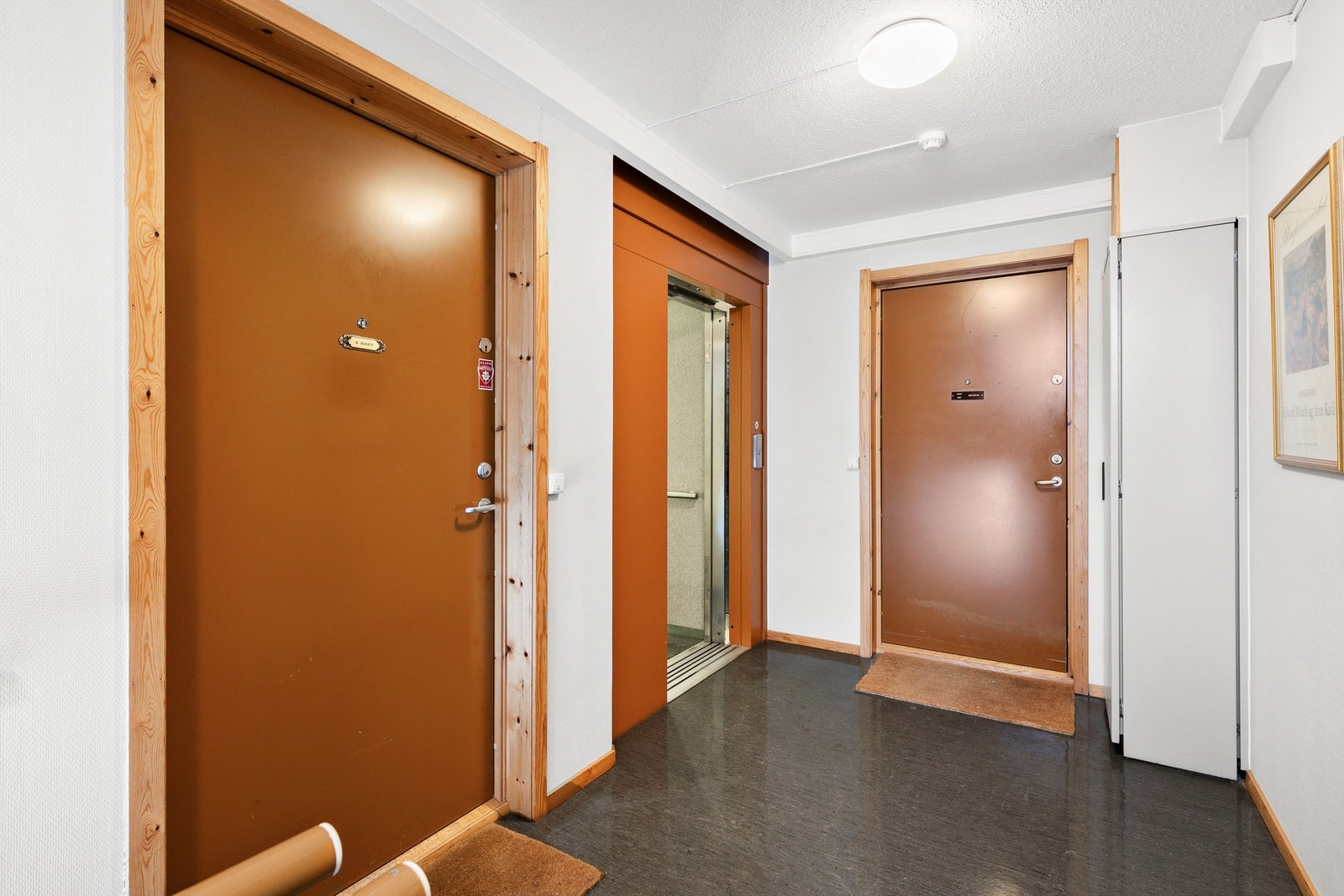 Adkomst via felles trappegang med heis. Galleribilde