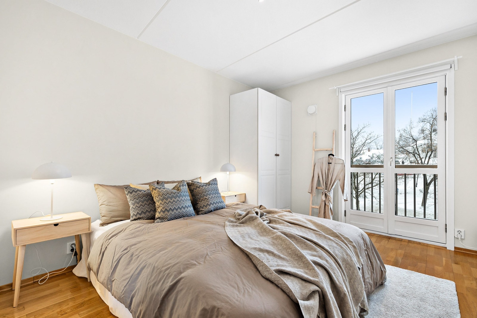 Leiligheten har to soverom. På hovedsoverommet har du god plass til dobbeltseng. Tilsvarende som på kjøkkenet har du en fransk balkong. Galleribilde