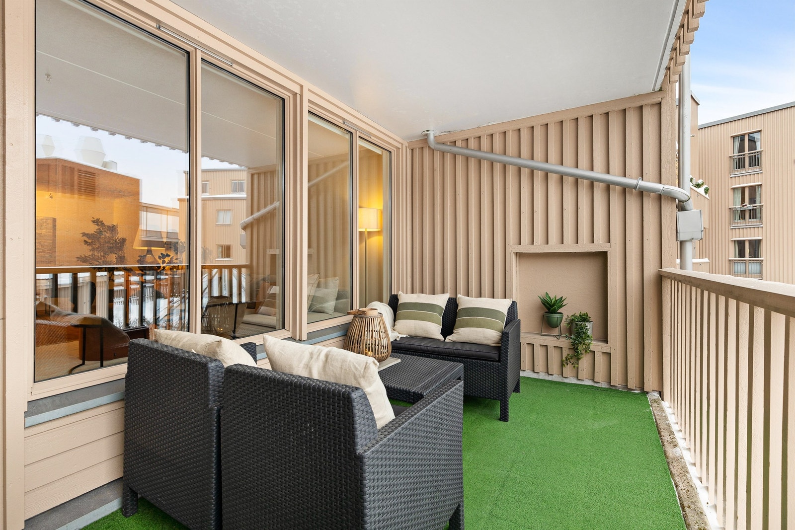 God plass til hagemøbler på balkongen. Galleribilde