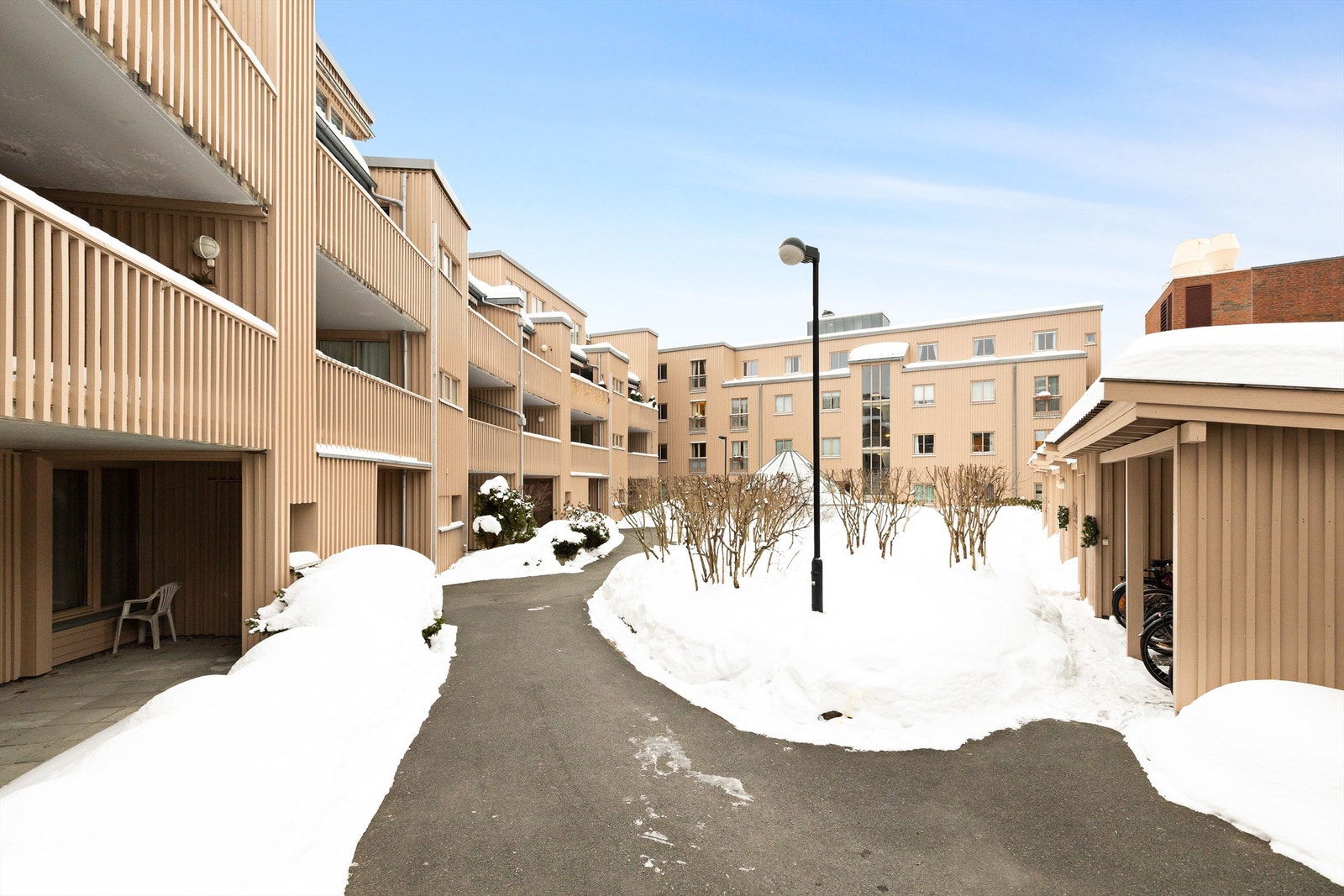 Fra inngangsport til inngangsdørene er det lagt varmekabler. Galleribilde