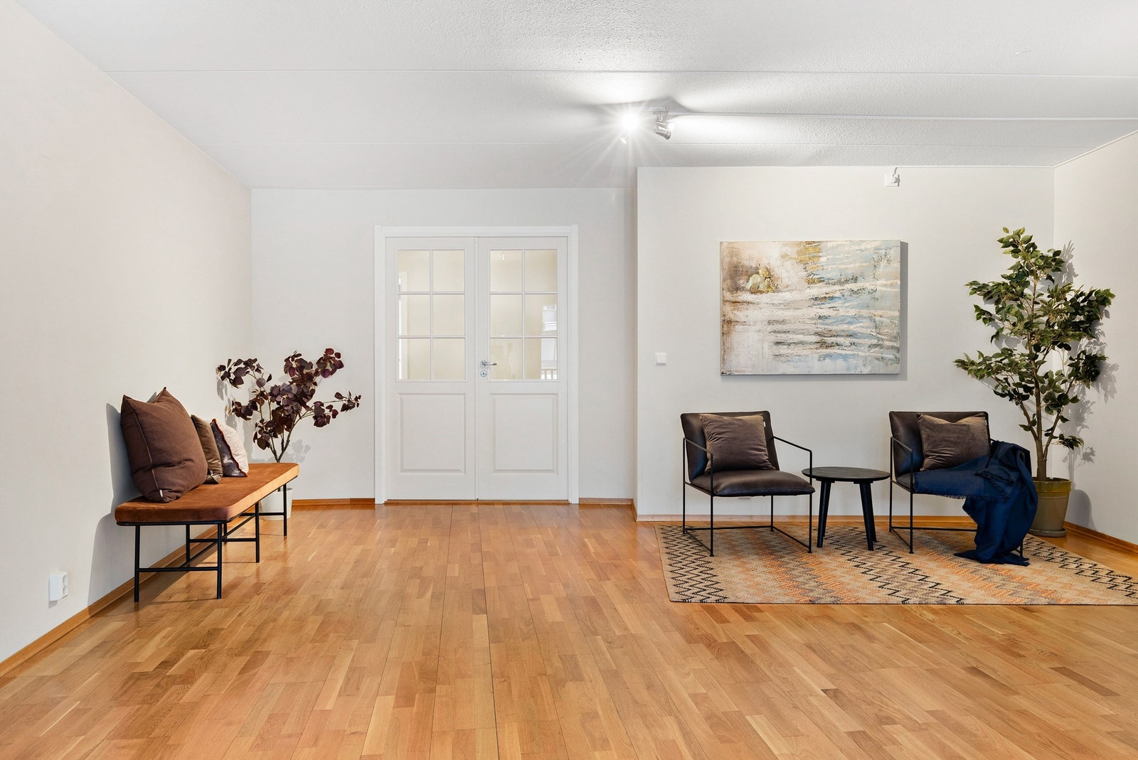 Dobbel dør med glasspeil skiller entréen fra stuen. Galleribilde