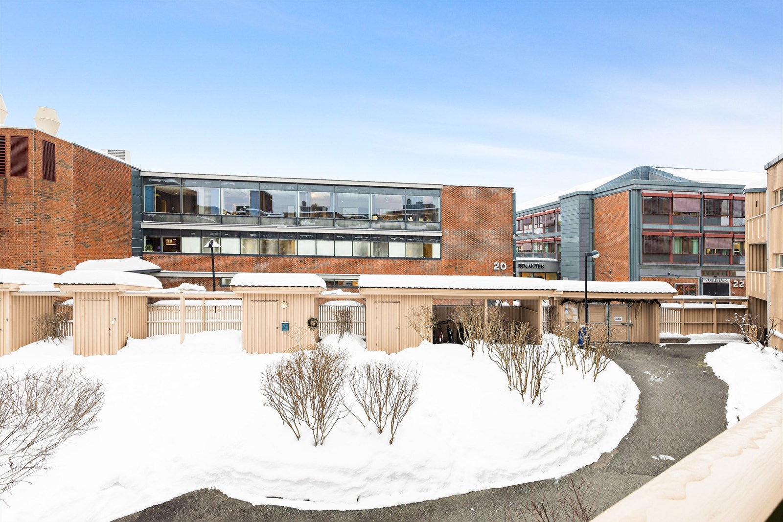 Leiligheten ligger i gåavstand til Trekanten senter. Her finner en alt en trenger av fasiliteter. Galleribilde