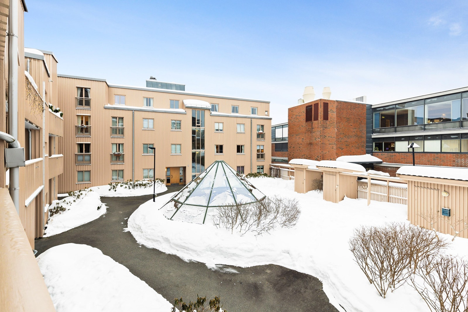 Fellesområdene består av frodig beplantning og hyggelige sitteplasser. Det blir arrangert flere felles begivenheter gjennom året, som f.eks. sommerfest på det store fellesområde. Galleribilde