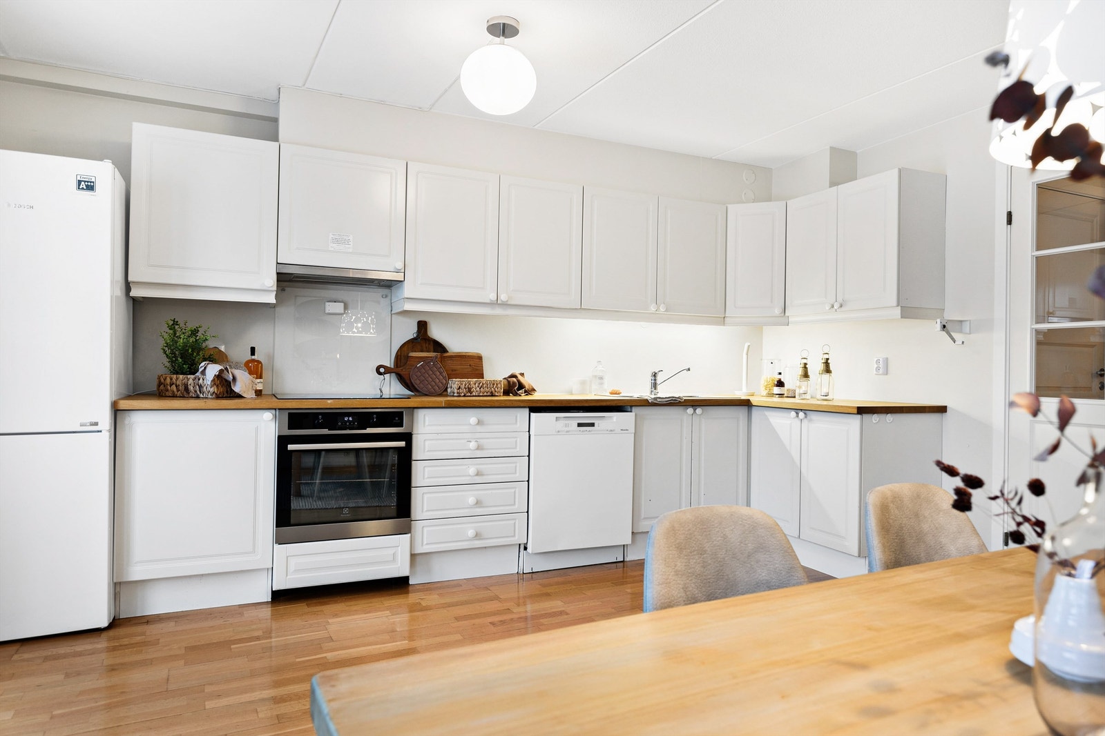 Frittstående hvitevarer med kjøleskap med frysedel, komfyr med platetopp og oppvaskmaskin. Disse medfølger ved salg. Galleribilde