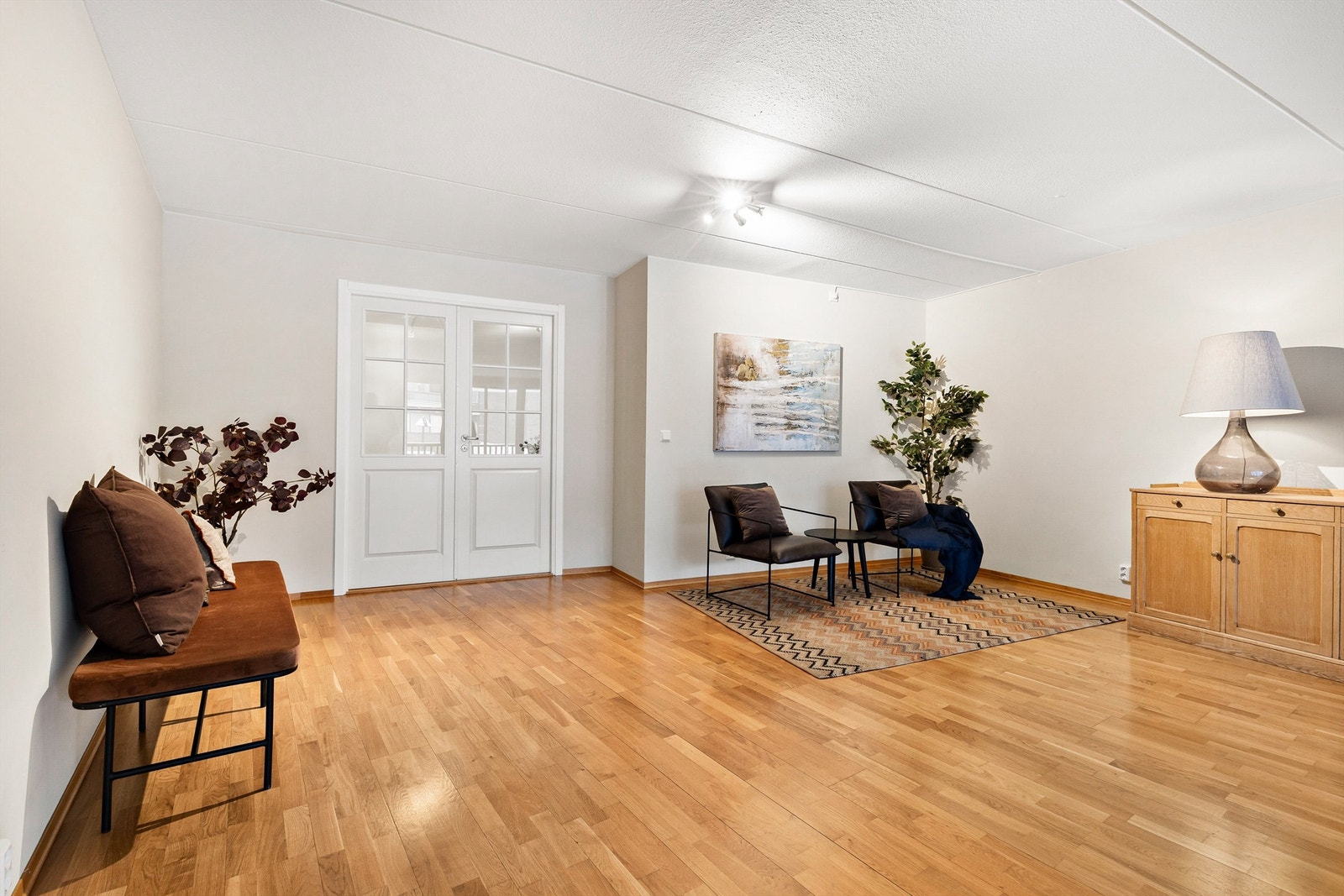 I den andre enden av rommet er det plass til noen gode lenestoler. Galleribilde