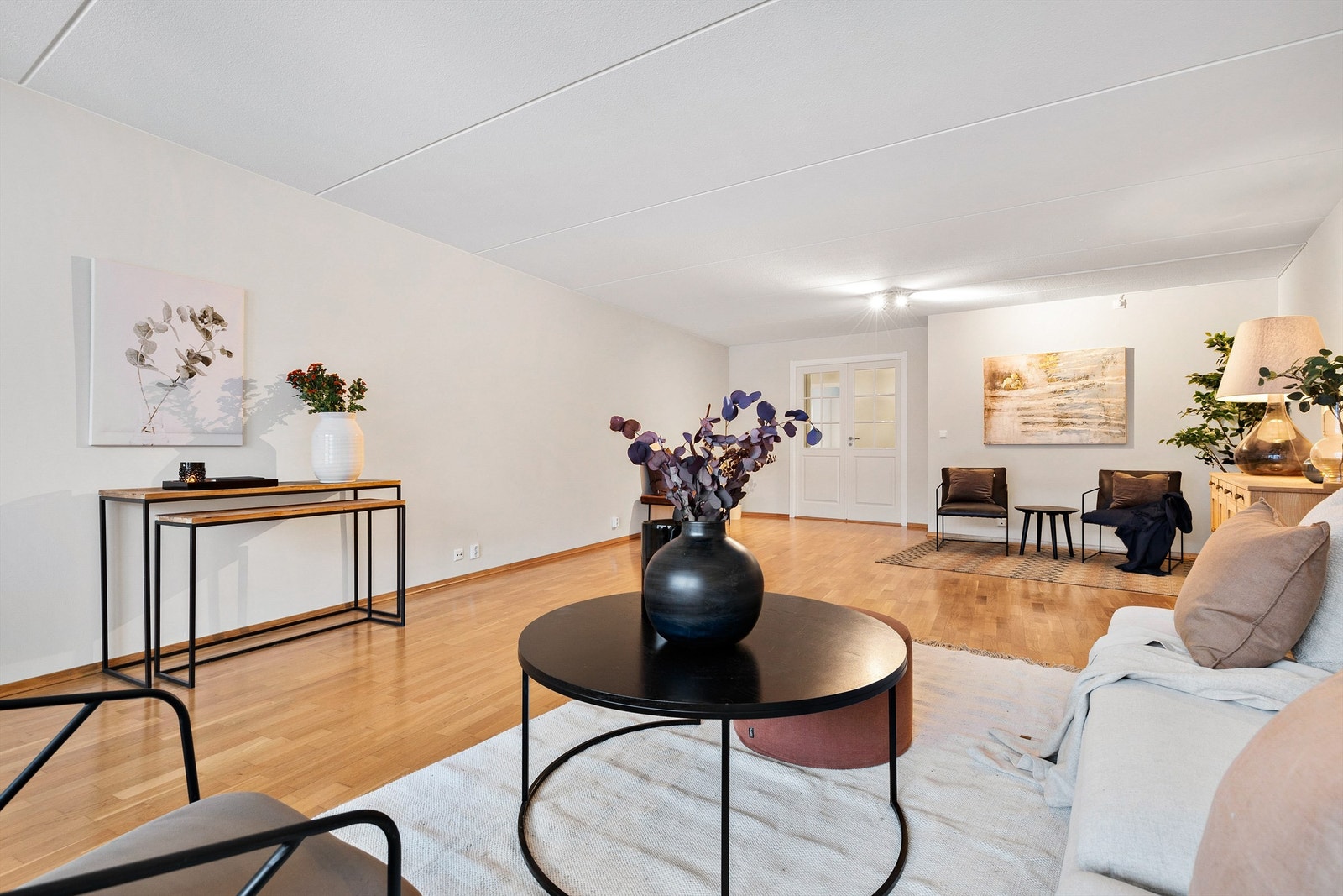 Videre inn i leiligheten finner vi en stue av god størrelse. Galleribilde