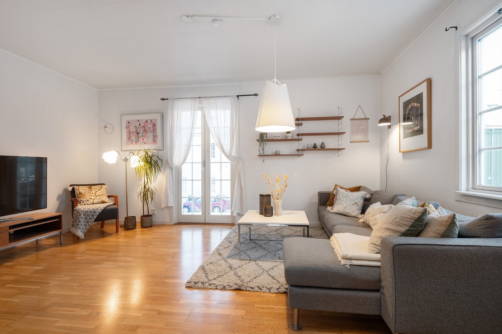 Leiligheten byr på blant annet 2 bad, eget vaskerom, 3 soverom, og uteområde med direkte adkomst fra stue/kjøkken. Galleribilde