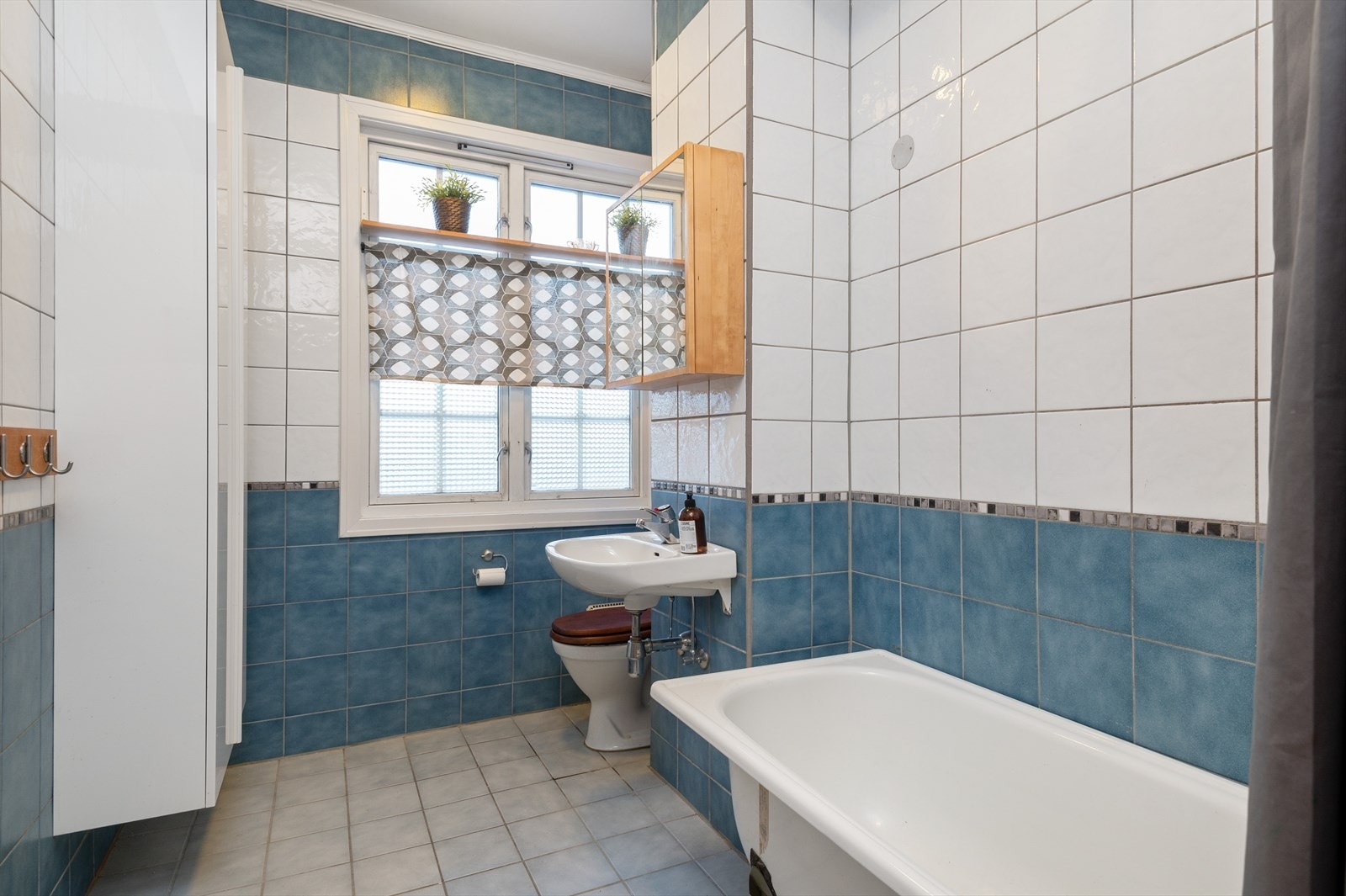 I 1.etasje finner vi boligens første av to bad. Her får du et sjarmerende flislagt bad på 5,5m². Galleribilde