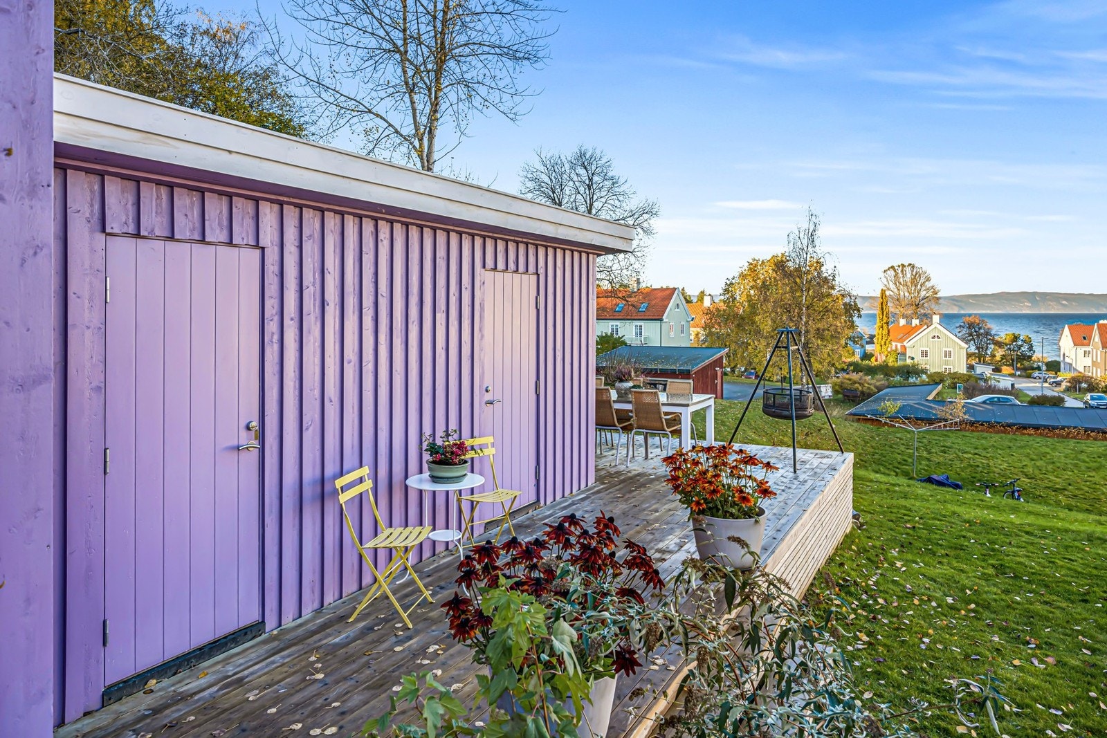 Det er satt opp egen sportsbod i samme stil som huset. Her har man egen bod på ca. 12m². Galleribilde
