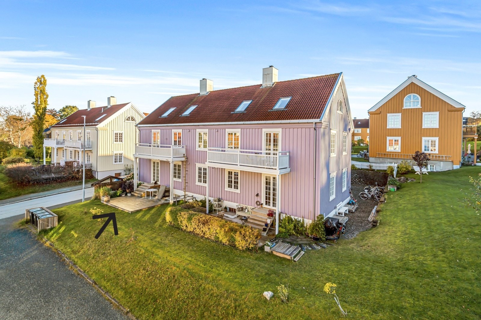 Velkommen til Sjøvegen 18 - Attraktiv og velholdt 1/4-part over 2 plan beliggende i et særdeles idyllisk område. Galleribilde