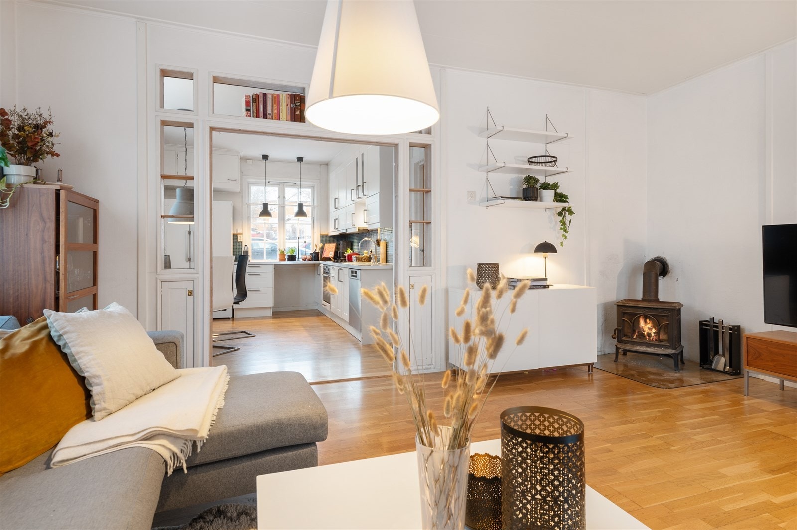 Midt i rommet er det montert en stemningsfull vedovn som bidrar til både ekstra hygge og reduserte energikostnader. Piperørene ble utbedret i 2023. Galleribilde