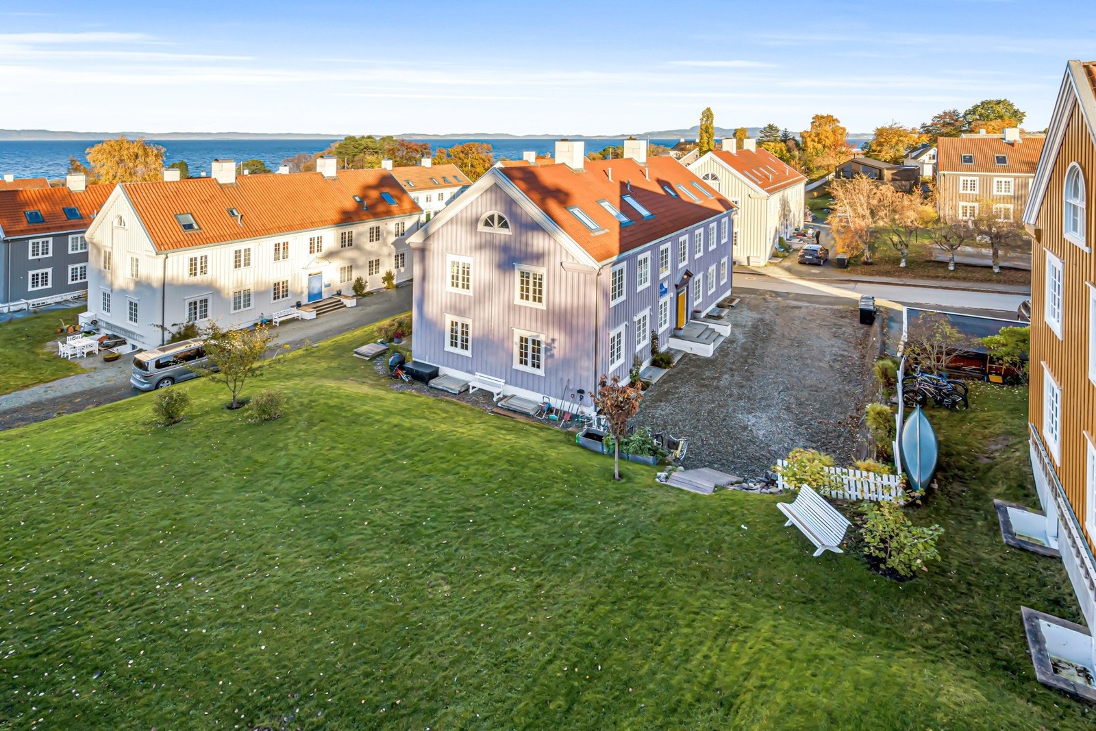 Leiligheten ligger i et svært populært og historisk område. Her får du skjermet beliggenhet med umiddelbar nærhet til Trondheimsfjorden, turstier og naturen. Galleribilde