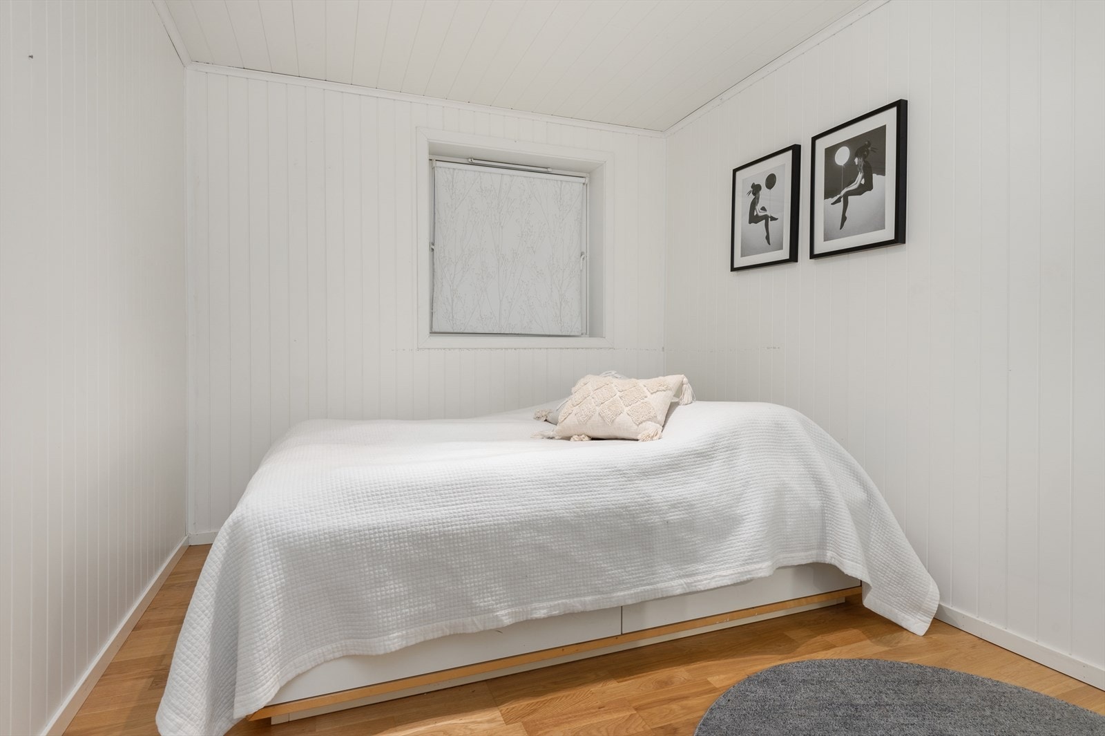 Boligen har til sammen 3 romslig soverom. Soverommene er på 9m², 15,5m² og 10m². Galleribilde