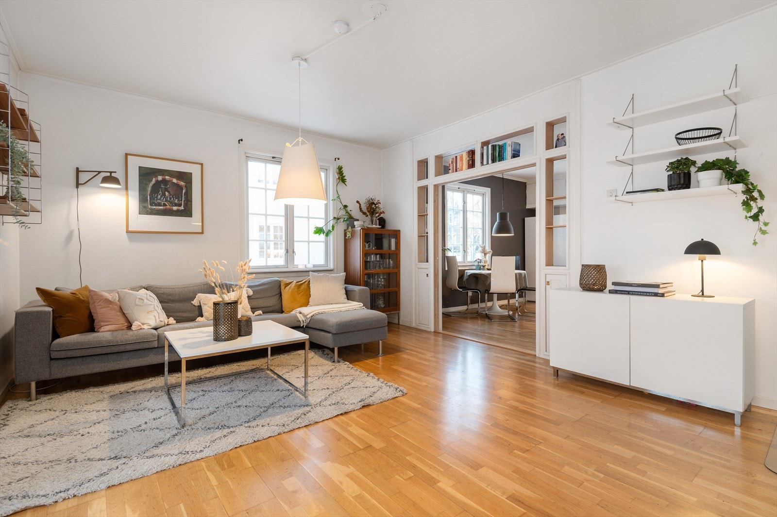 Lys og romslig stueområde med naturlig inndeling mellom stue/kjøkken. Galleribilde