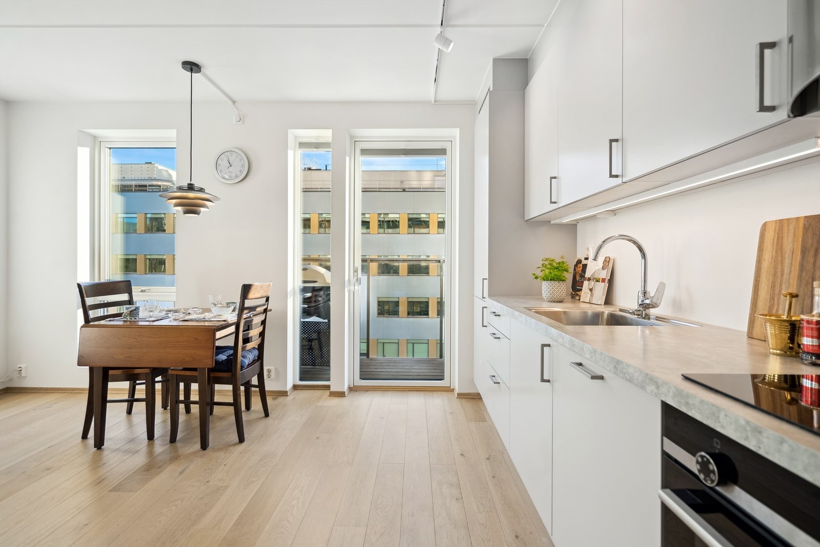 Fra kjøkkenet er det utgang til en balkong på 2 m². Perfekt sted for grillen. Galleribilde