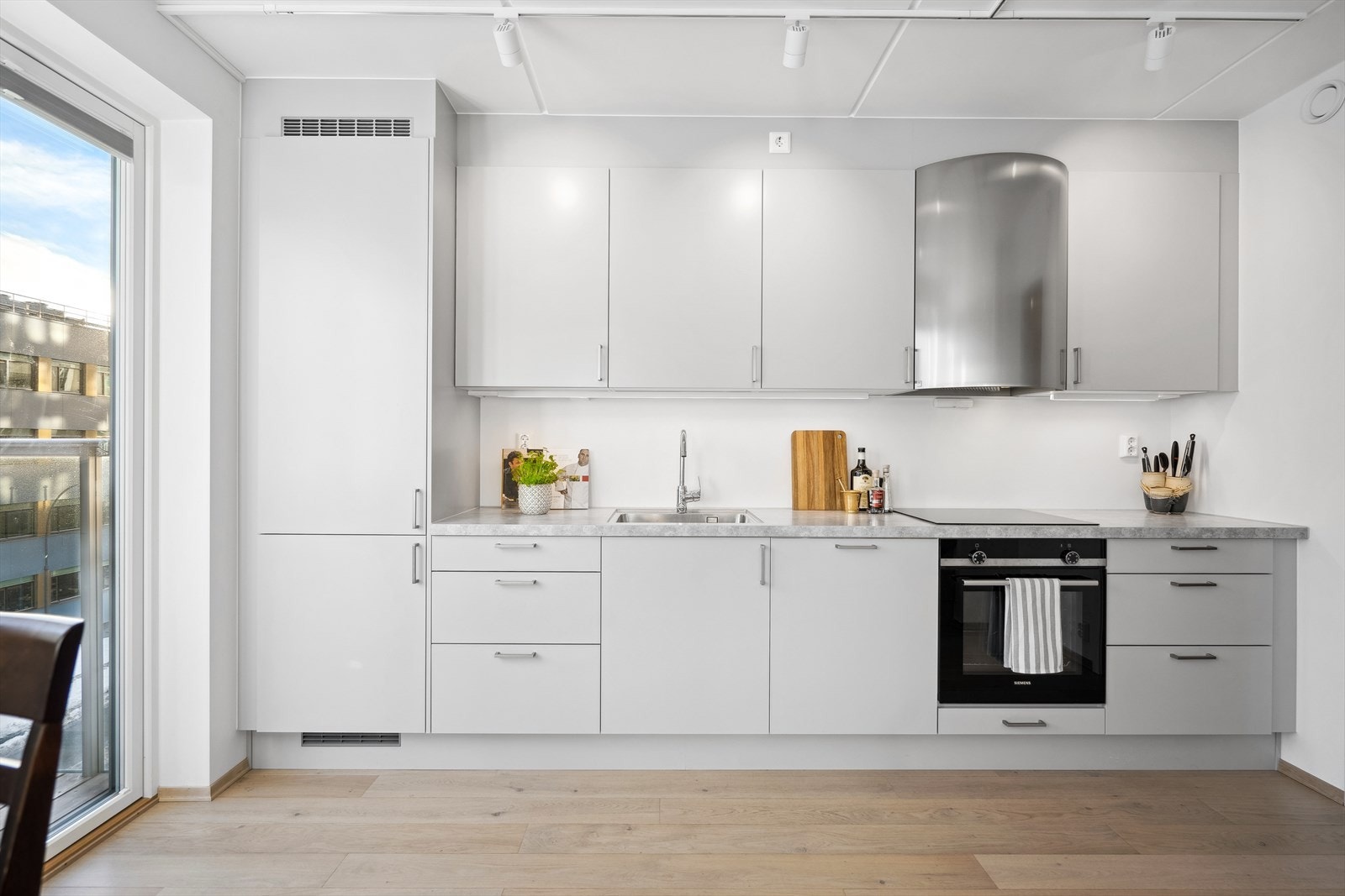 Stort, moderne kjøkken med god skap- og benkeplass. Meget god plass til spisebord. Galleribilde