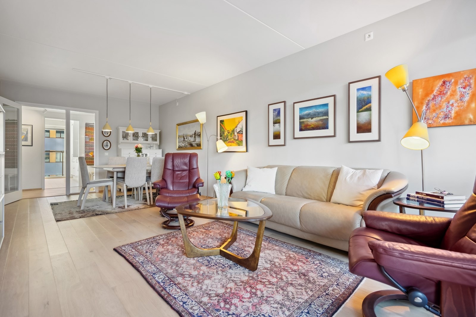 Romslig og lys stue med god plass til sofagruppe, spisebord og medieseksjon. Galleribilde