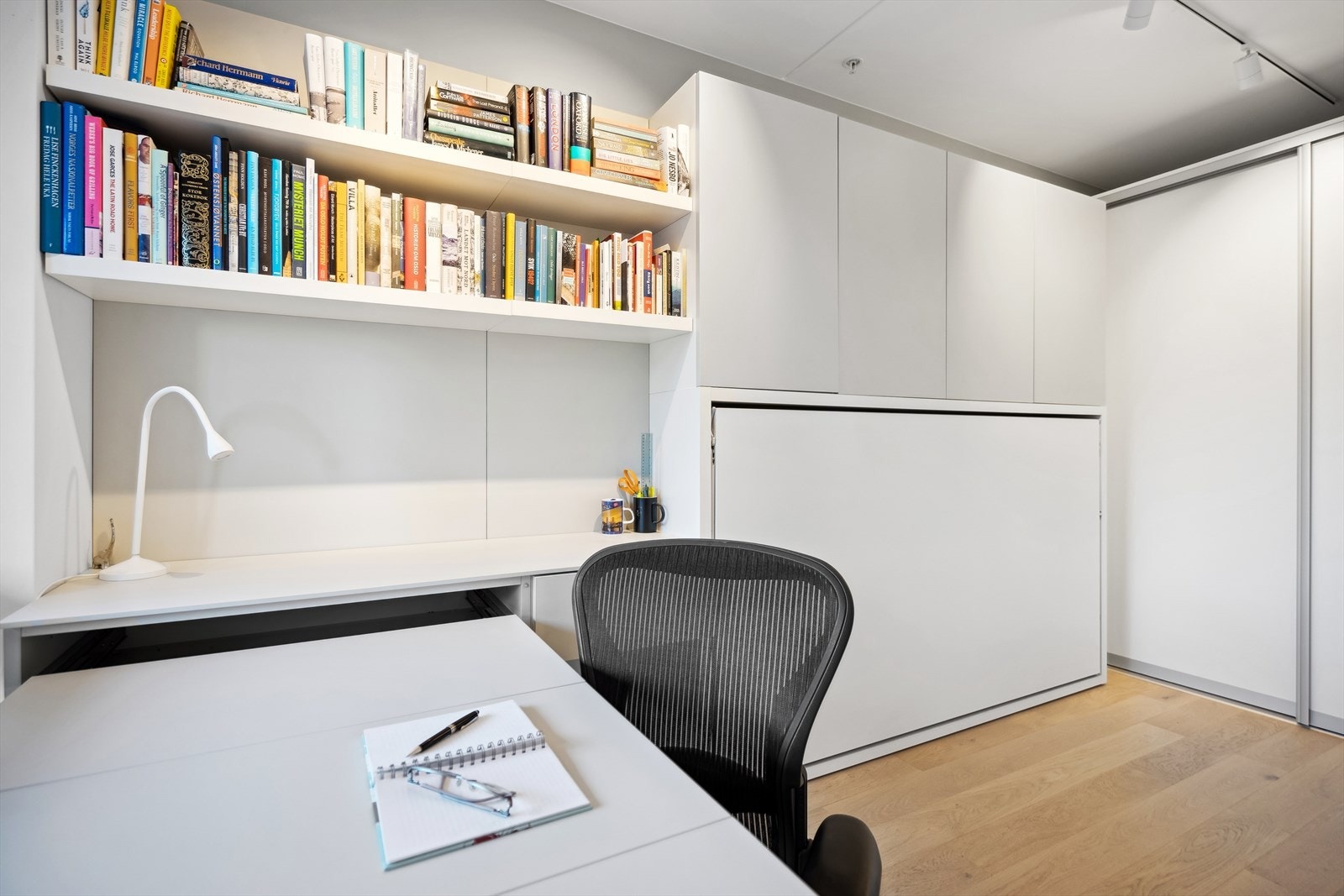 Rommet er i dag innredet med utslagbar seng, utslagbar pult og en stor skyvedørsgarderobe. Galleribilde