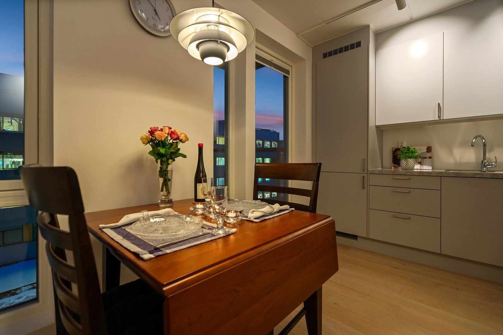 Med plass til et lite eller stort spisebord. Galleribilde