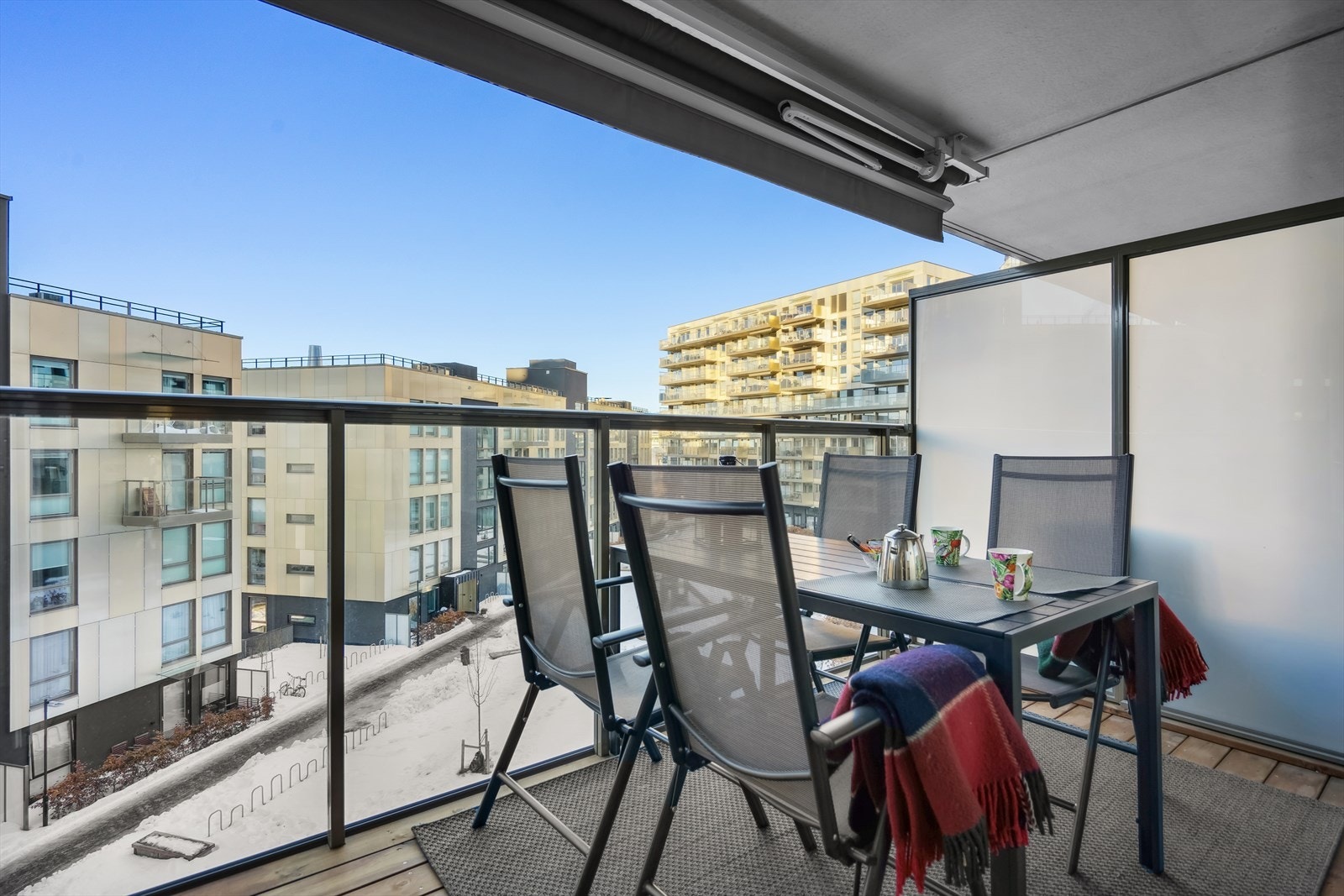 Balkongen er utstyrt med lysarmatur, stikkontakt og elektriskstyrt markise med fjernkontroll. Galleribilde
