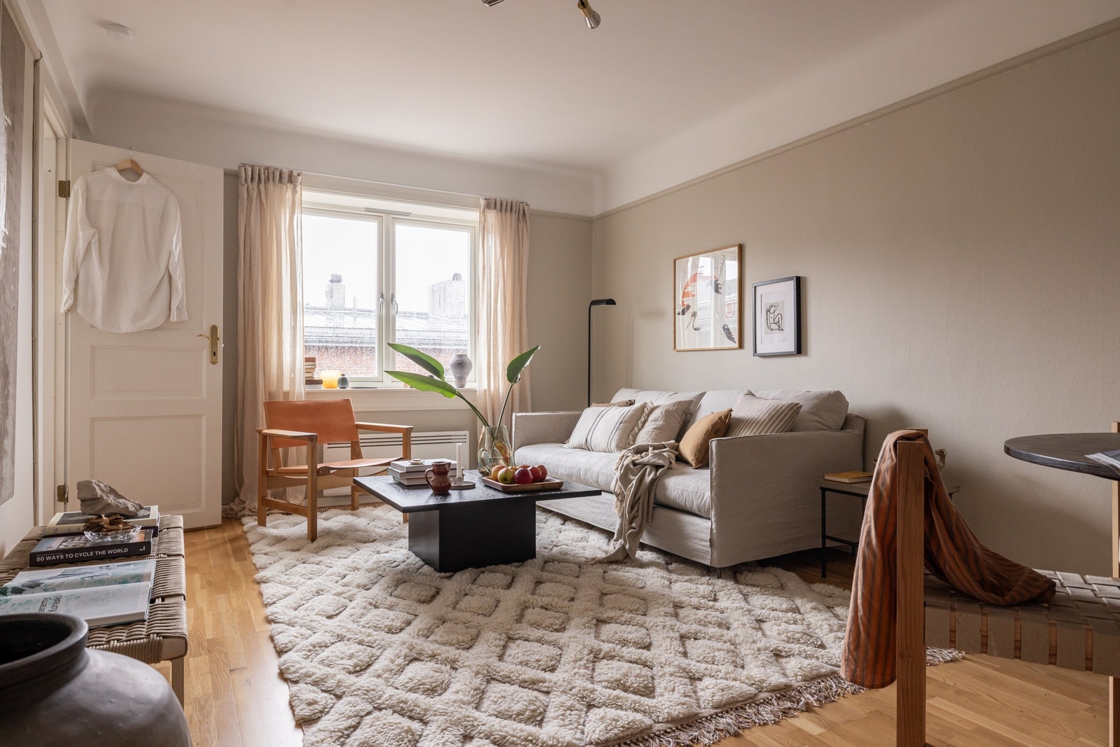 Romslig stue med god plass til både sofa- og spisegruppe. Galleribilde