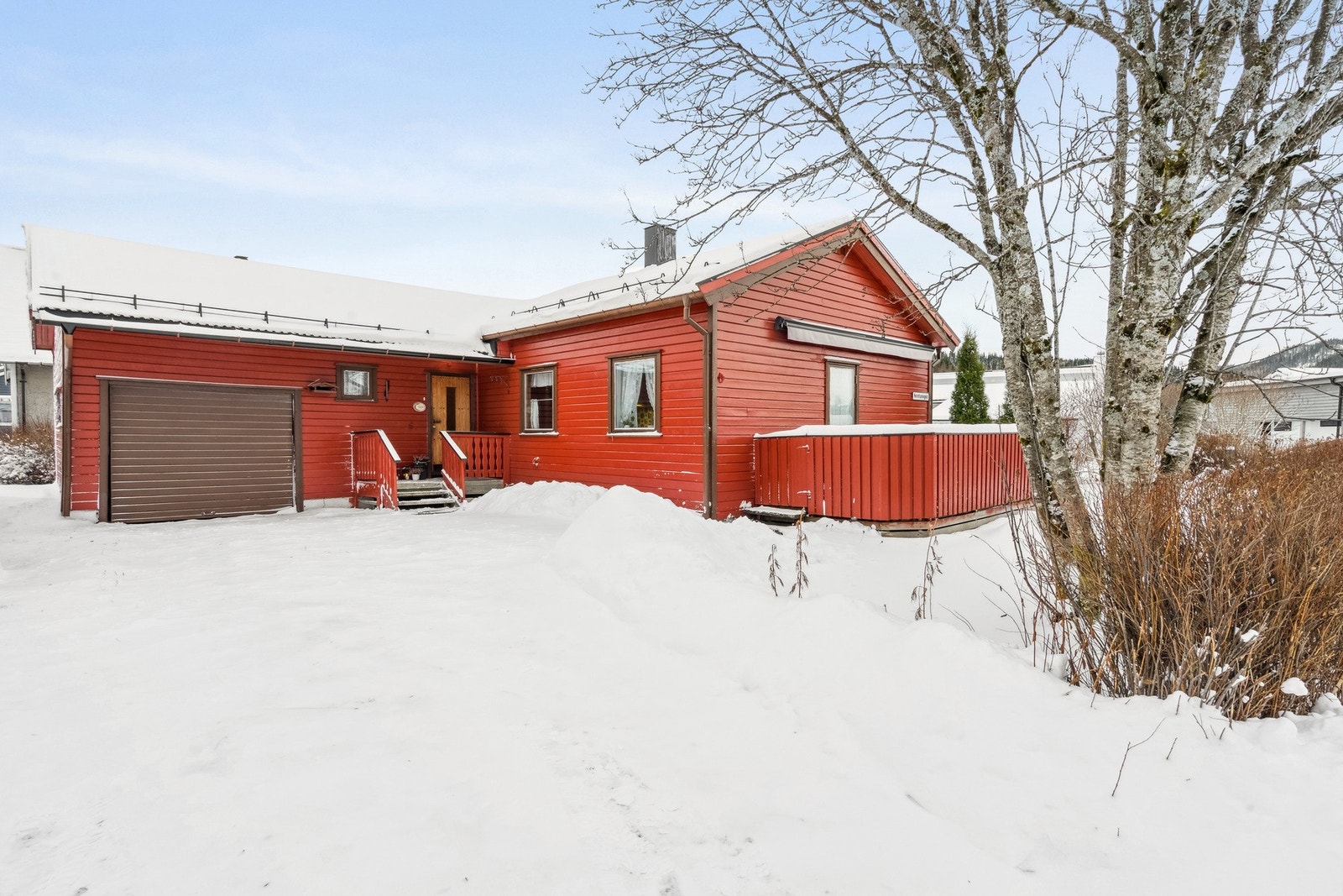 Eiendommen byr på en fin og flat tomt med hjørnebeliggenhet, totalt ca. 846m². Galleribilde