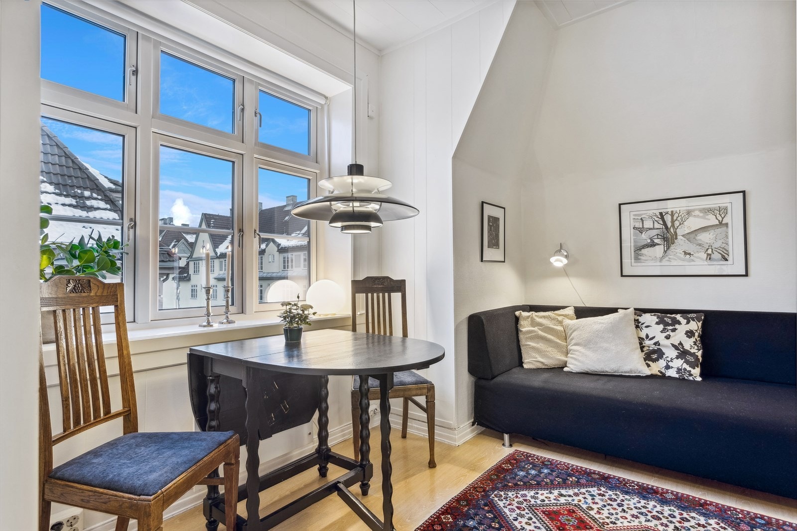 Det er god plass til en sofakrok, spisebord og annet ønskelig møblement. Galleribilde