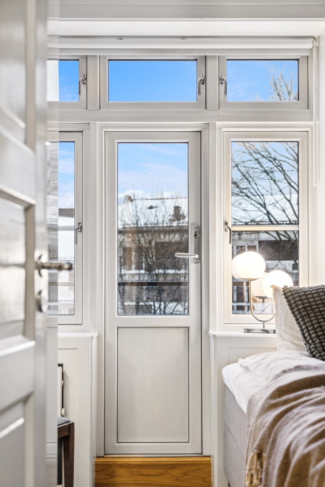 Soverommet har svært gode lysforhold med flere vinduer og utgang til balkong. Galleribilde