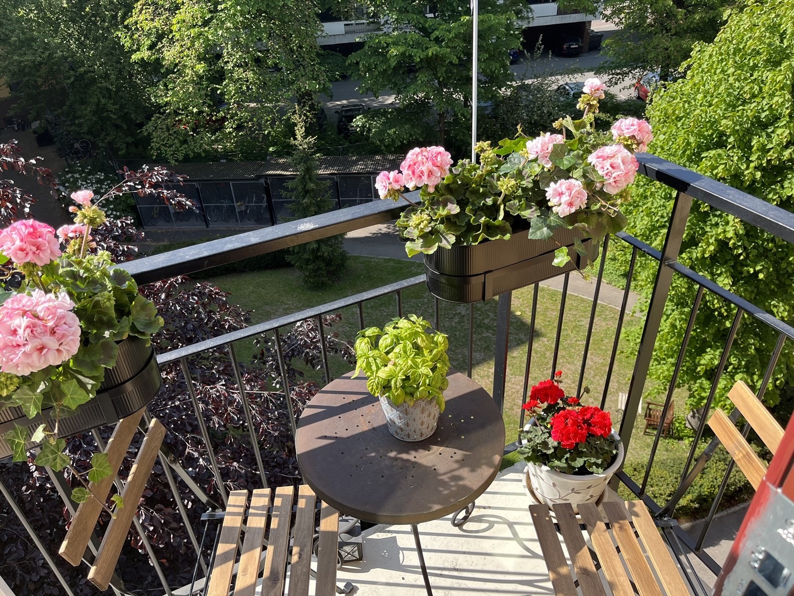 Selgers eget bilde av balkongen på sommerstid. Galleribilde
