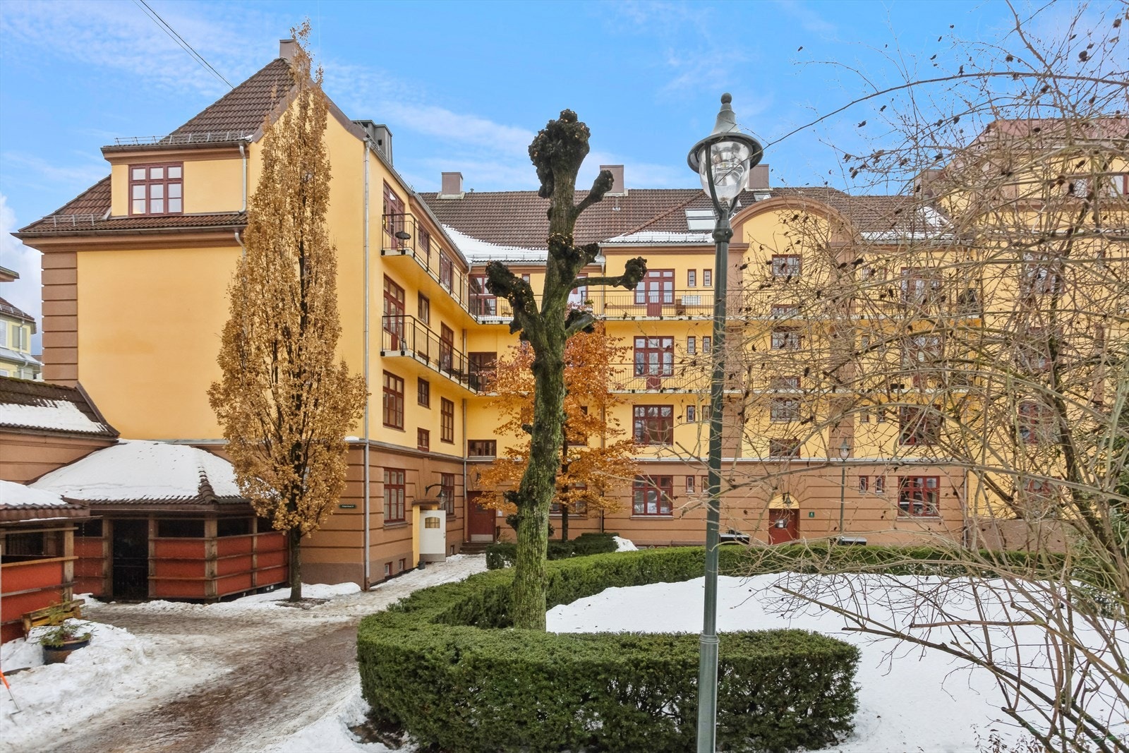 Bakgården er omkranset av hyggelig beplantning. Her bys det blant annet på flere sittegrupper, to griller, lekeapparater, låsbart sykkelskur og en stor plen. Galleribilde