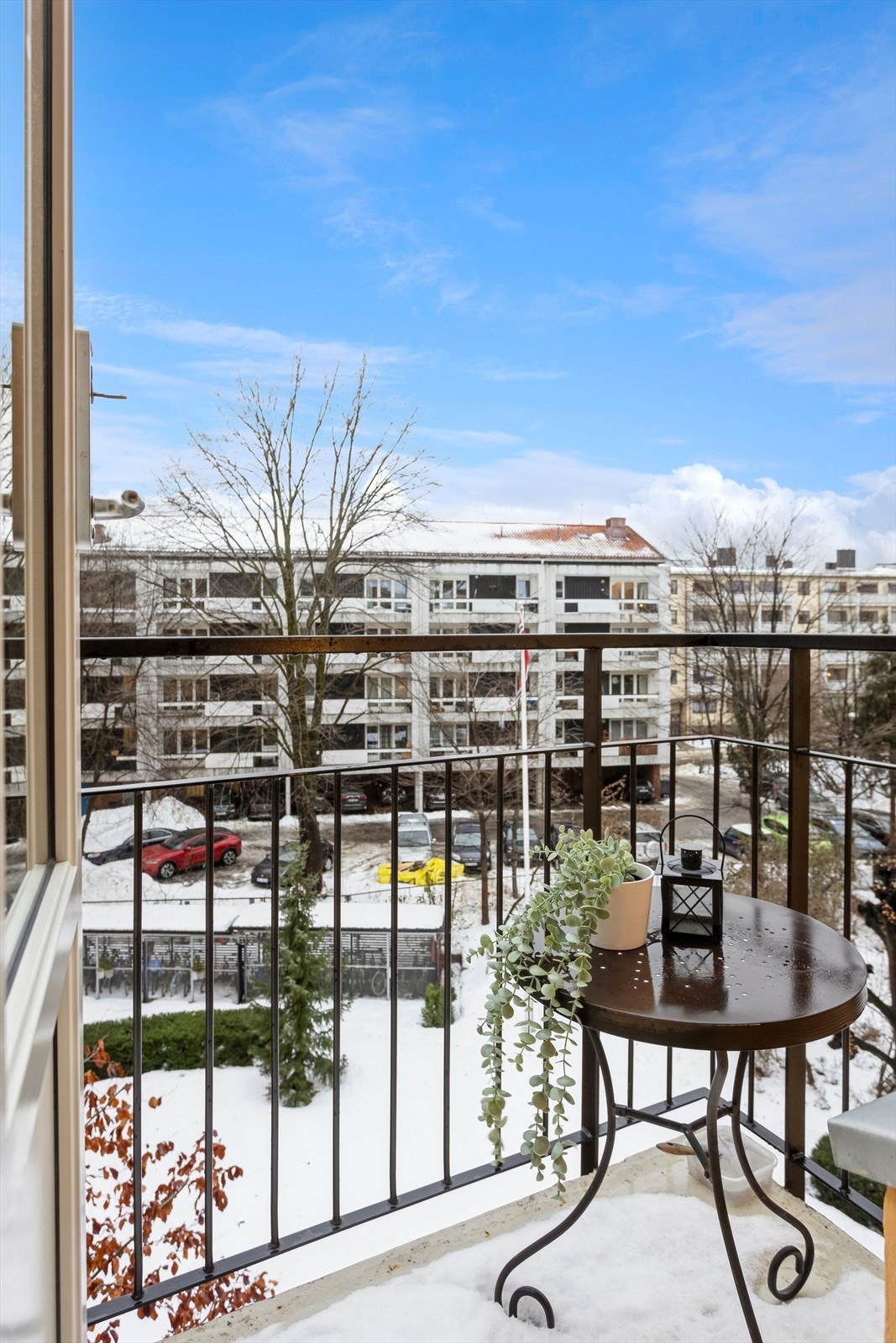 Brannbalkongen er nordvestvendt og vender ut mot bakgård. Galleribilde
