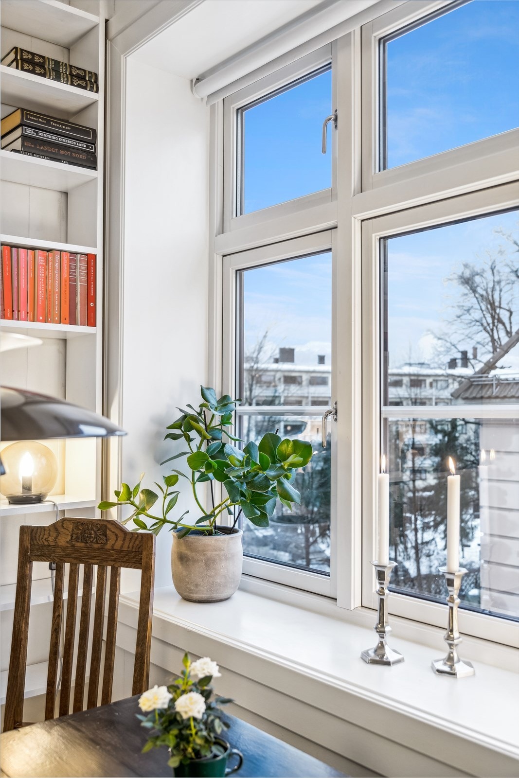 Stuen byr på store vindusflater som slipper inn godt med lys og skaper en luftig og fin atmosfære i rommet. Galleribilde