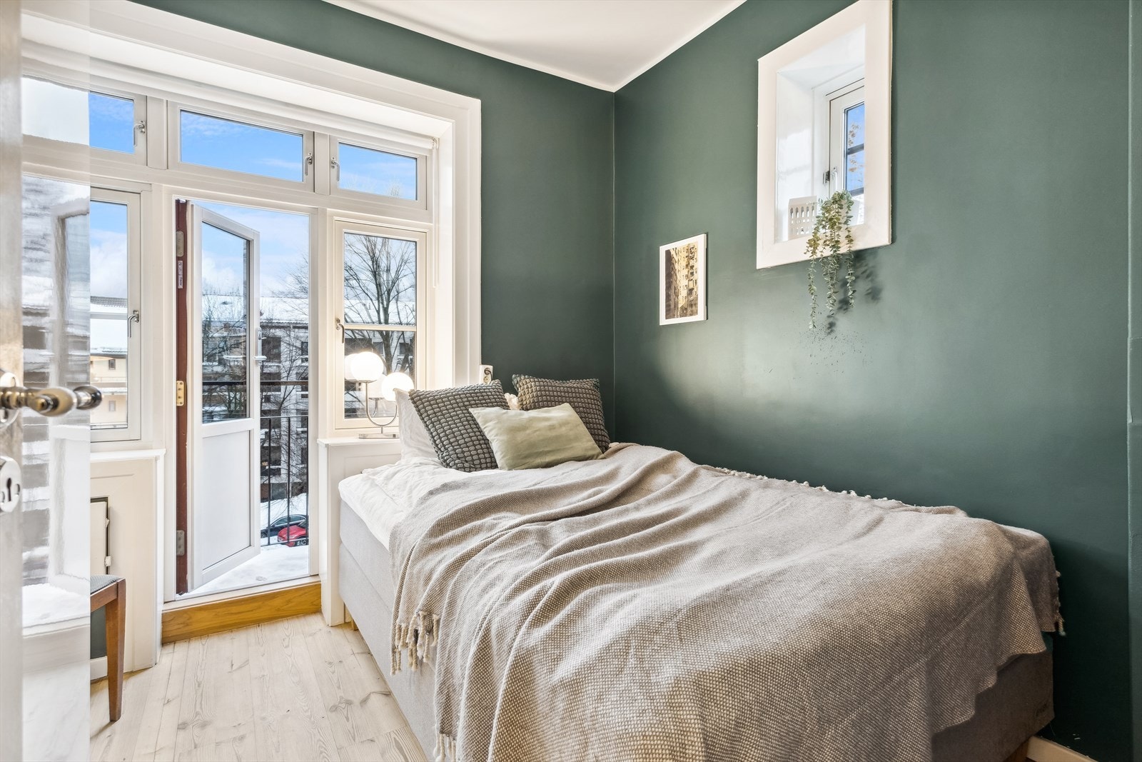 Delikat soverom med stor garderobe og plass til dobbeltseng. Galleribilde