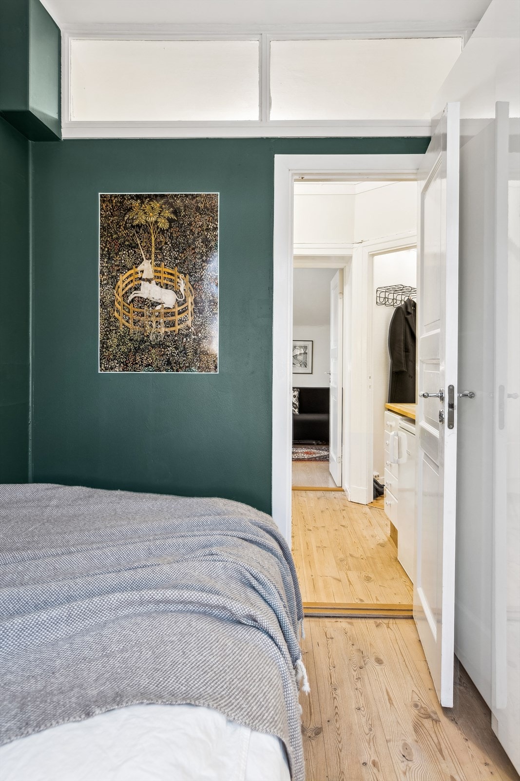 Det er rikelig med oppbevaringsplass i garderobeskap. Galleribilde