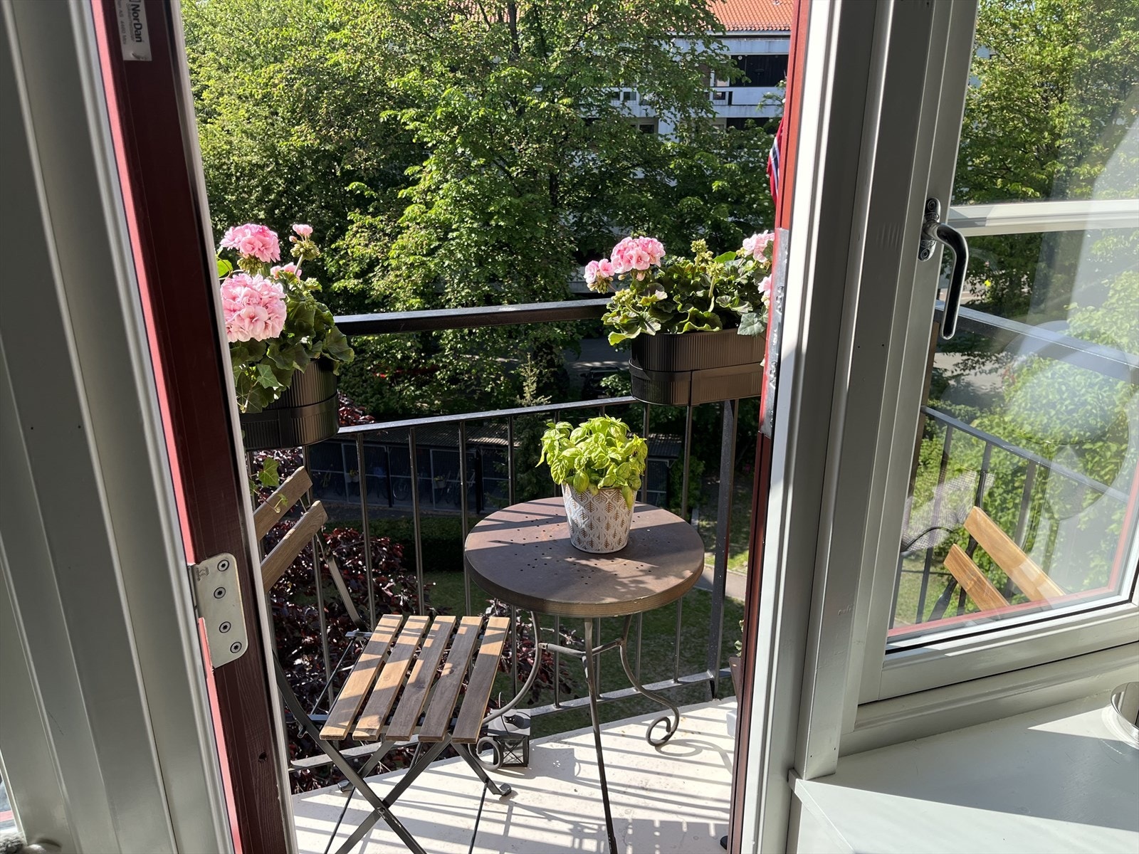 Selgers eget bilde av balkongen på sommerstid. Galleribilde