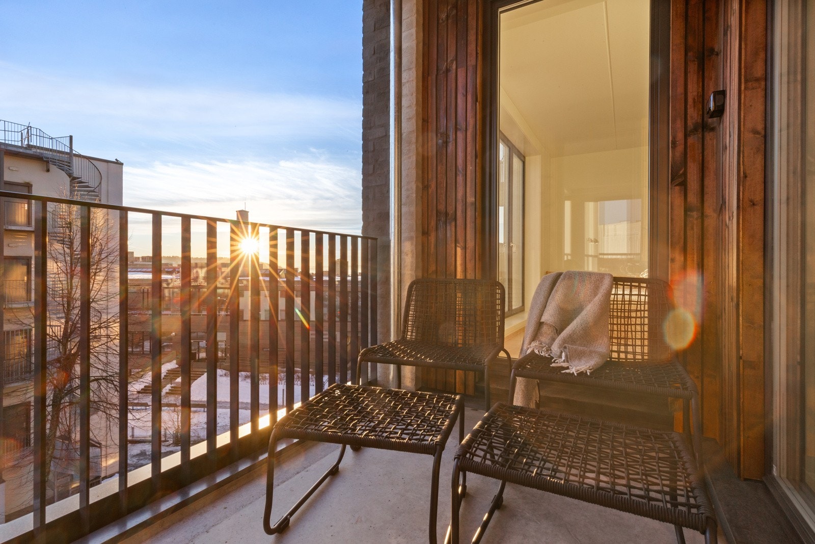 Fra stuen er det utgang til solrik balkong. Galleribilde