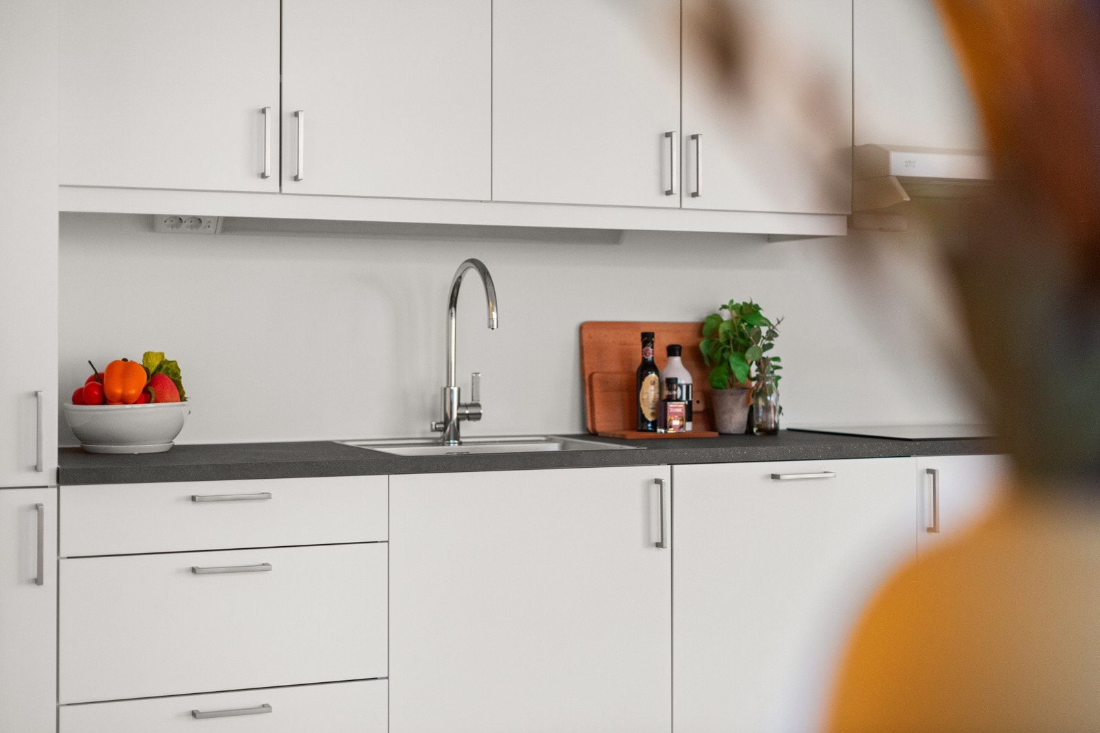 Integrert stekeovn i benkehøyde, platetopp, oppvaskmaskin og kjøl/frys fra Siemens. Galleribilde