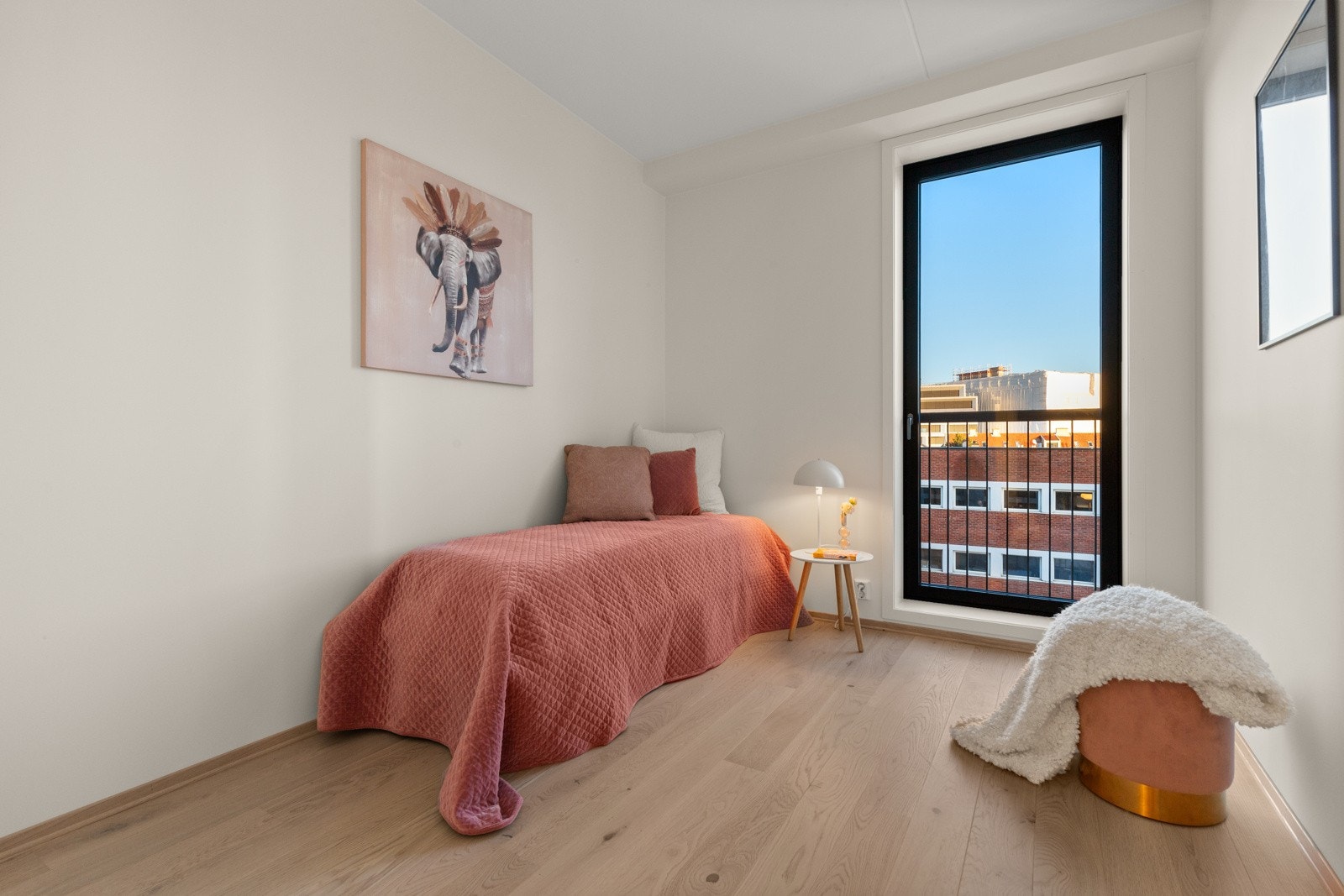 Soverom 1 med plass til seng, nattbord og garderobeskap. Galleribilde