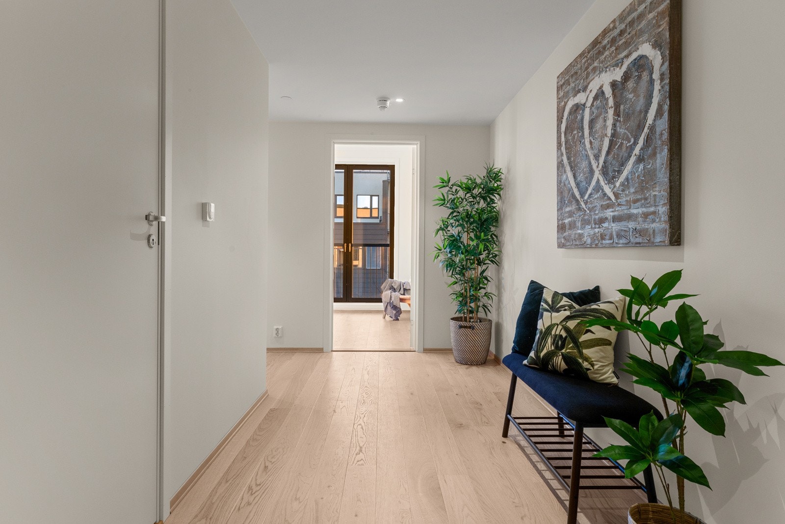 Romslig og innbydende entré med god plass til knagrekker og skohyller. Galleribilde