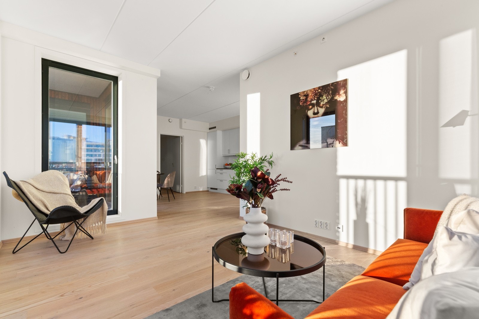 Hjørnestue med god plass til sofa og mediemøblement. Galleribilde