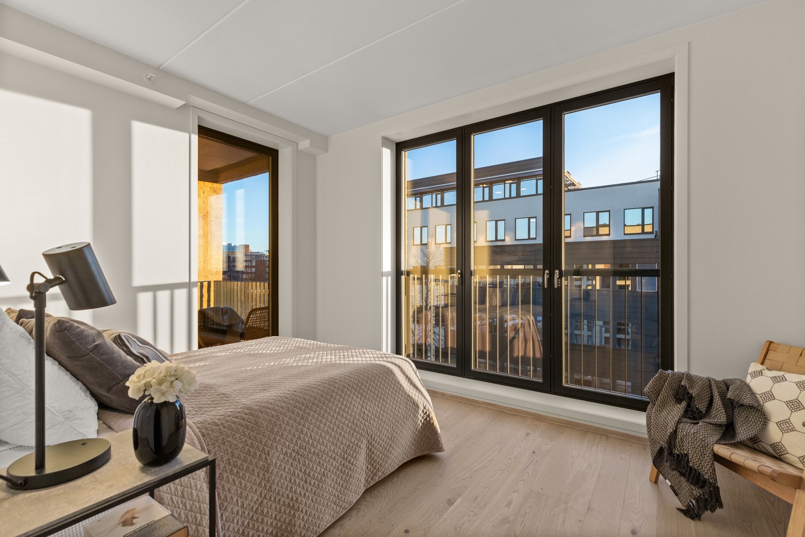 Vindusflater mot to sider gir mye naturlig lys. Galleribilde