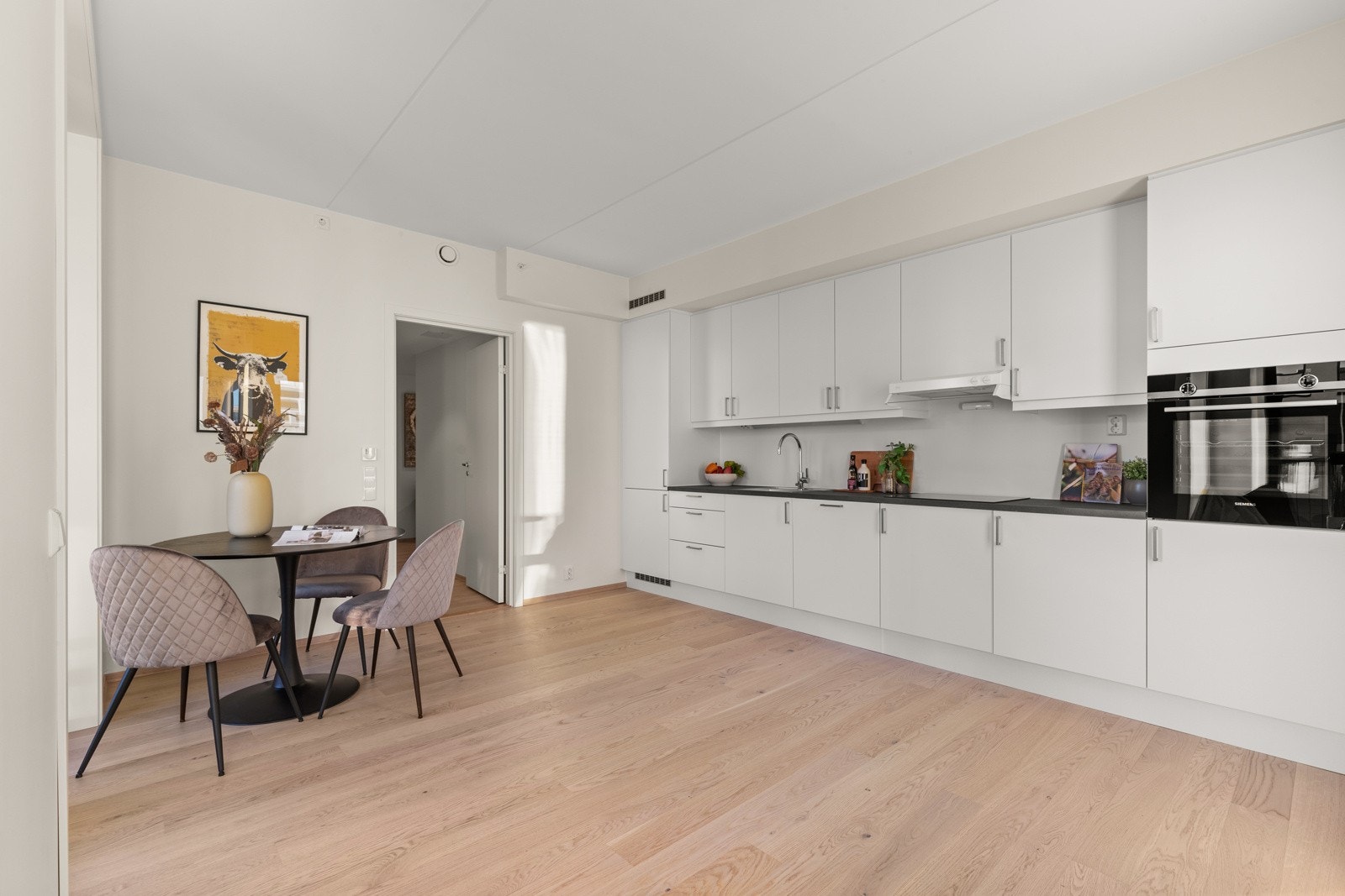 I den andre enden av leiligheten er det gang, soverom og bad. Galleribilde