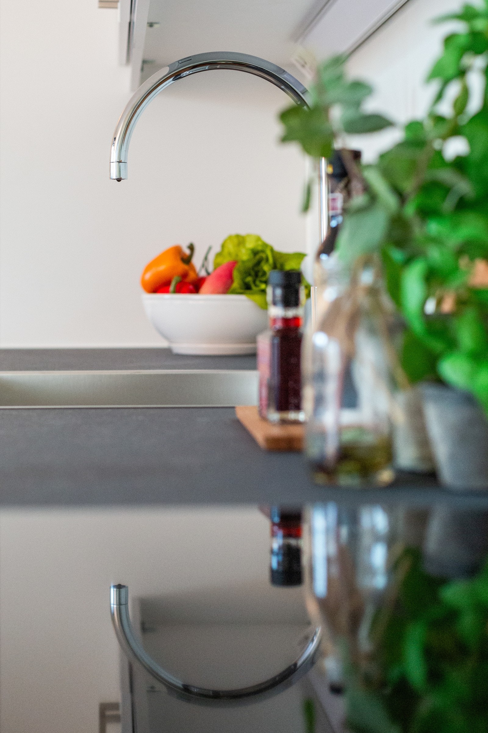 Laminat benkeplate med nedfelt rustfri oppvaskkum og tilhørende ett-greps blandebatteri Galleribilde