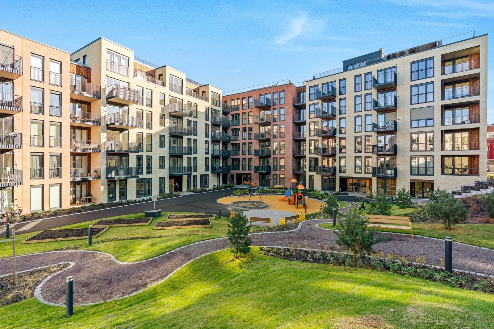 Meget pent og parkmessig opparbeidet gårdsrom. Galleribilde