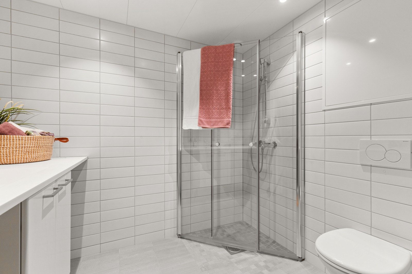 Meget pent baderom flislagt i moderne fargetoner med vannbåren gulvvarme. Galleribilde