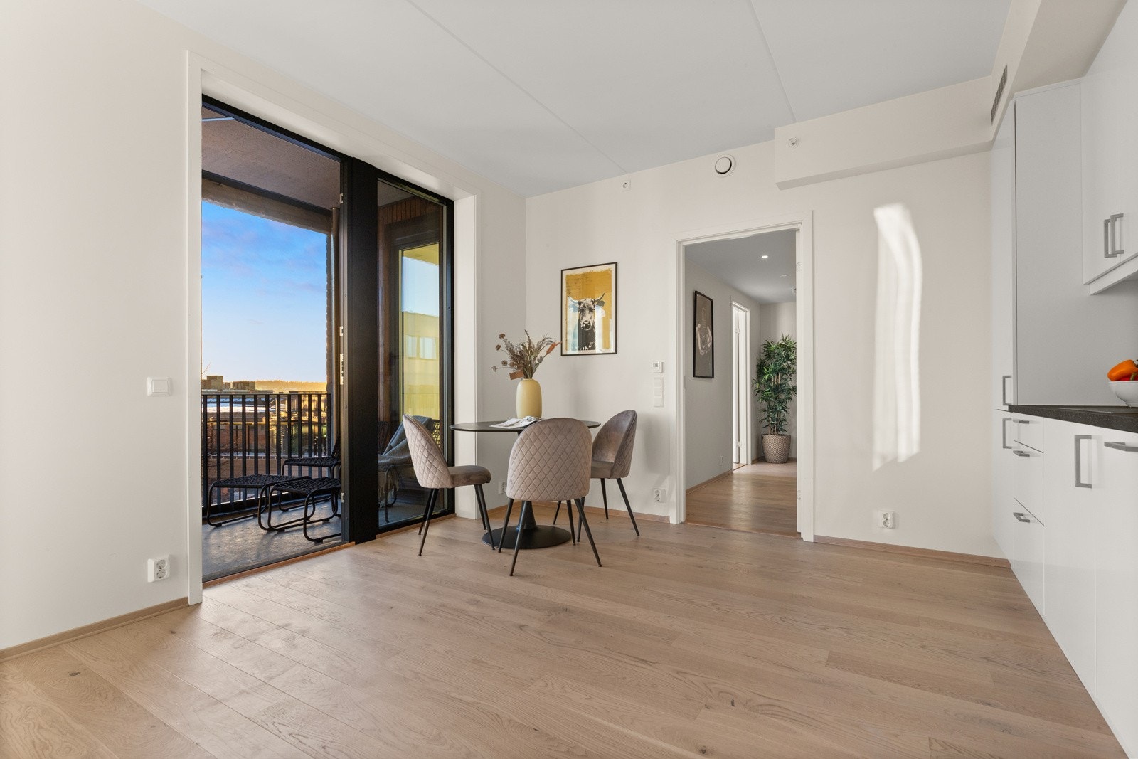 Velegnet plass til spiseseksjon i tilknytning til kjøkkenet. Galleribilde