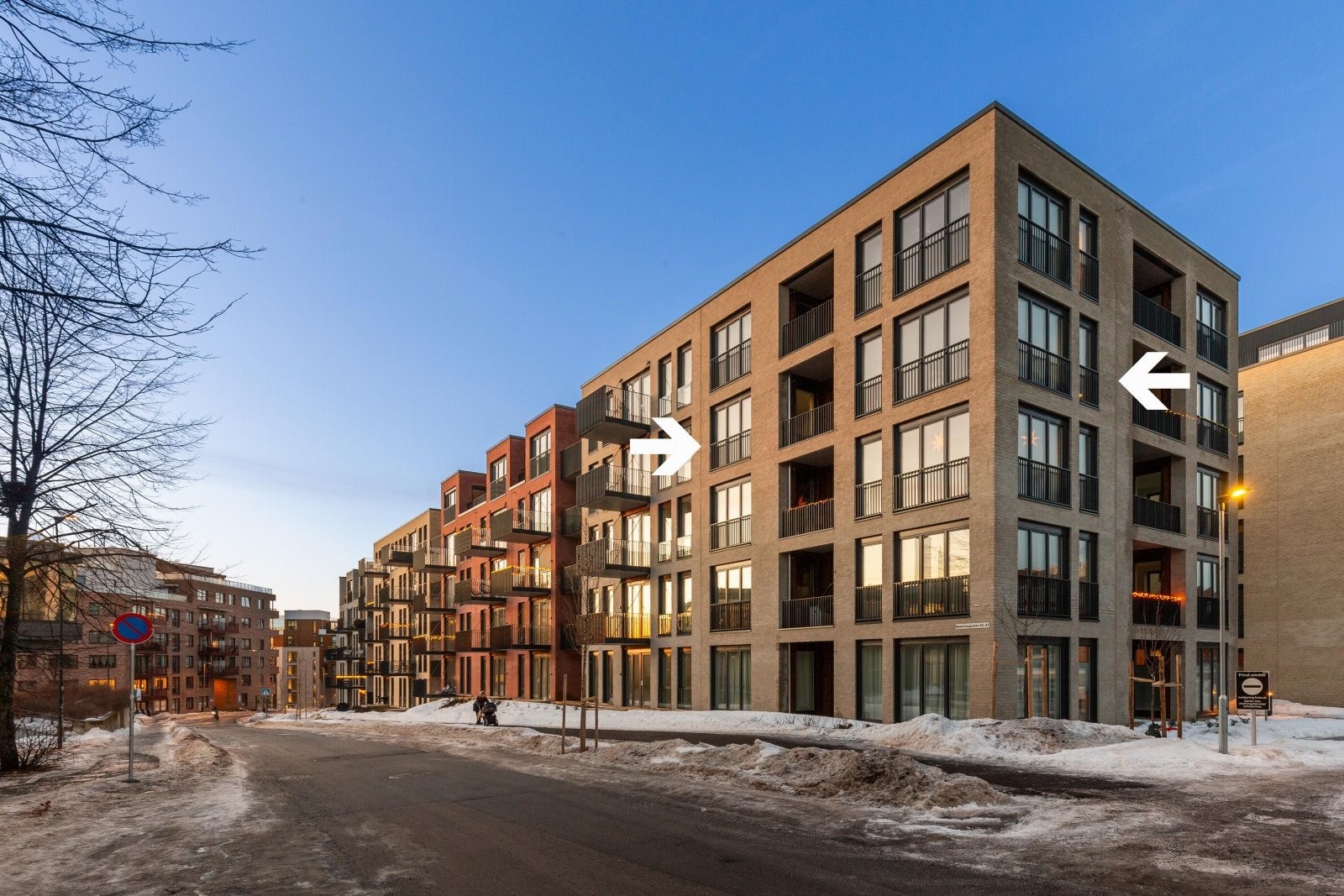 Fasade - leiligheten er markert med hvite piler. Galleribilde