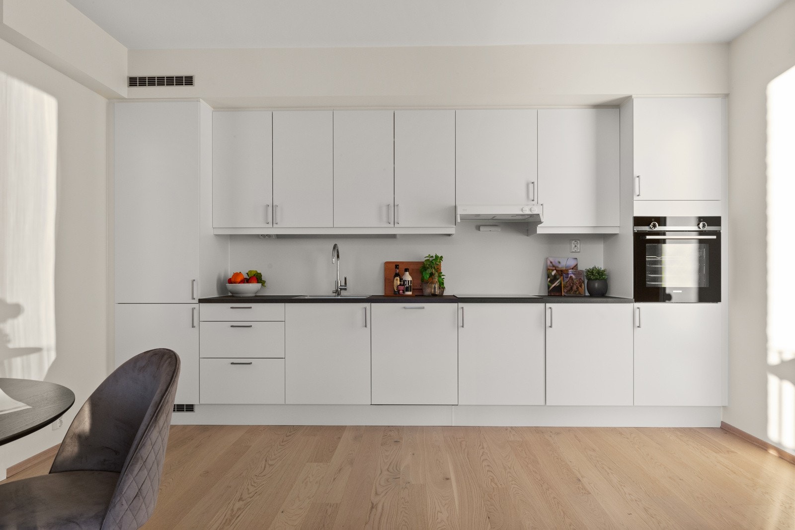 Pen kjøkkeninnredning fra kvalitetsleverandøren HTH. Galleribilde