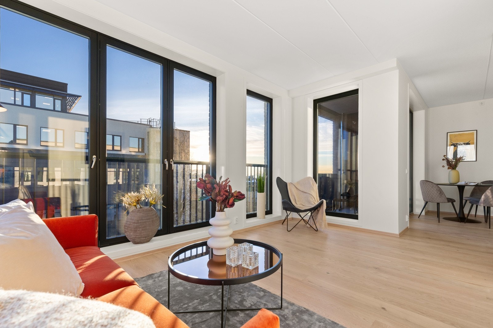 Leiligheten ligger usjenert til i byggets 4. etasje og har utsikt helt ned mot fjorden! Galleribilde